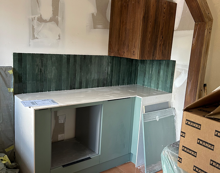  Chantier en cours - Rénovation d'une maison de village - Pose de la cuisine par notre menuisier